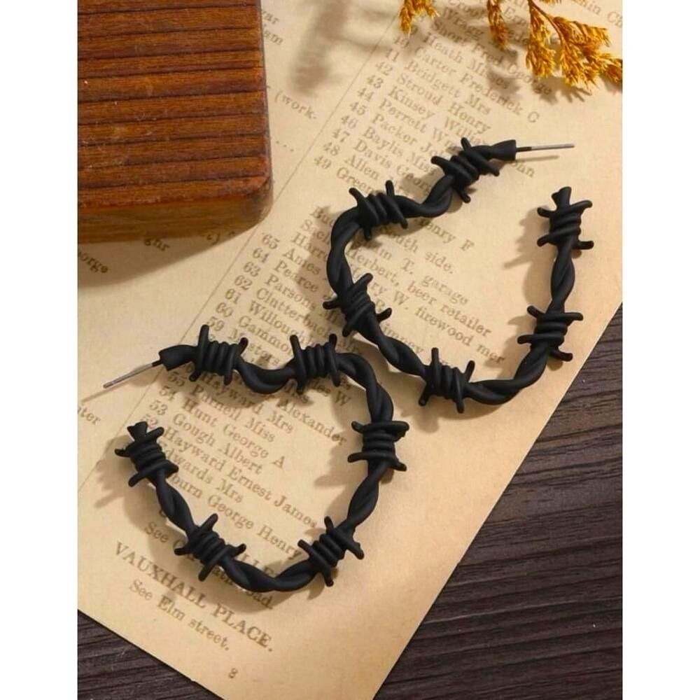 Gothic Barbwire Black Heart Earrings